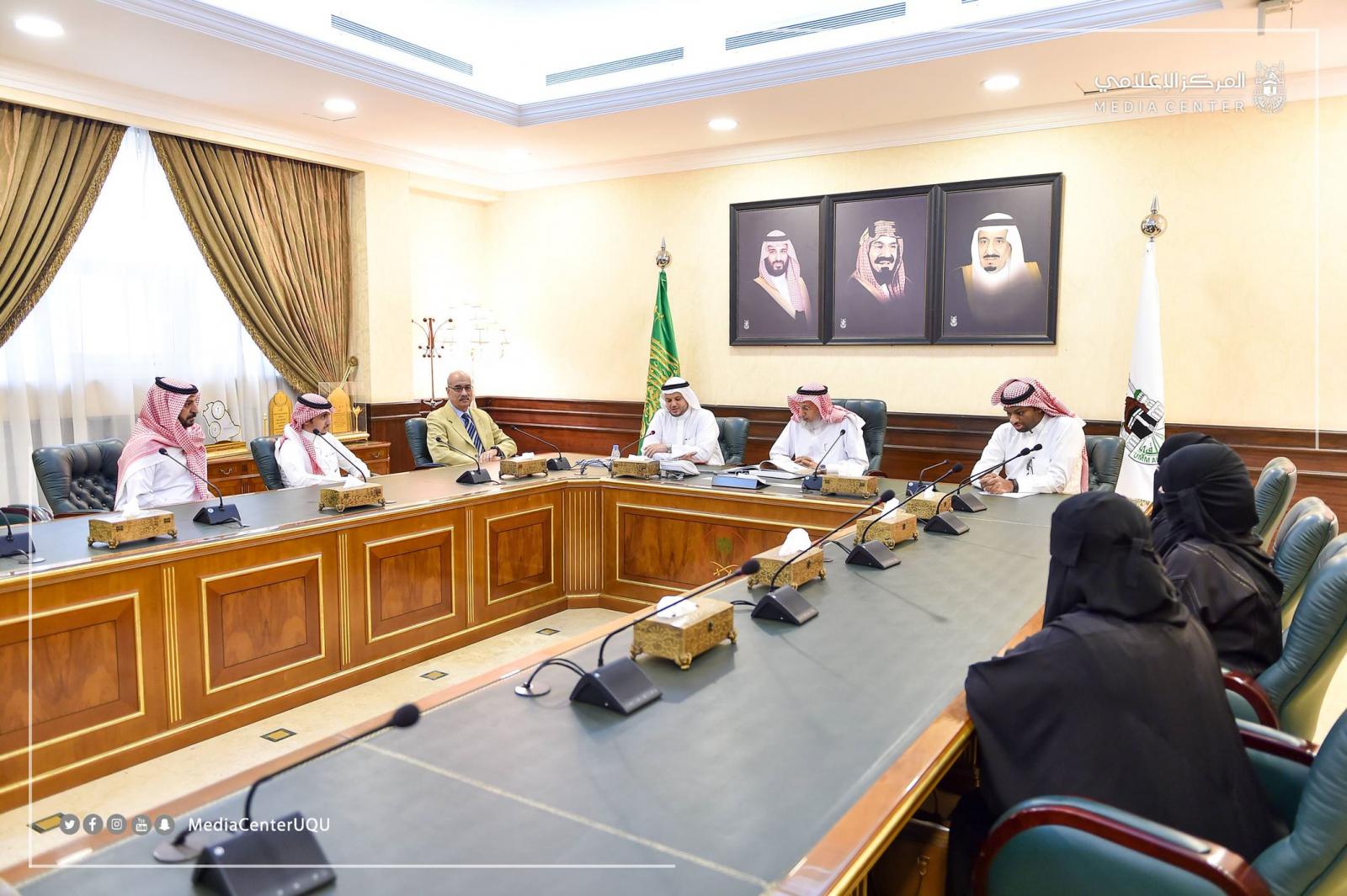 مدير جامعة أم القرى يتسلم الدليل الإجرائي لإعداد البرامج الأكاديمية وتطويرها